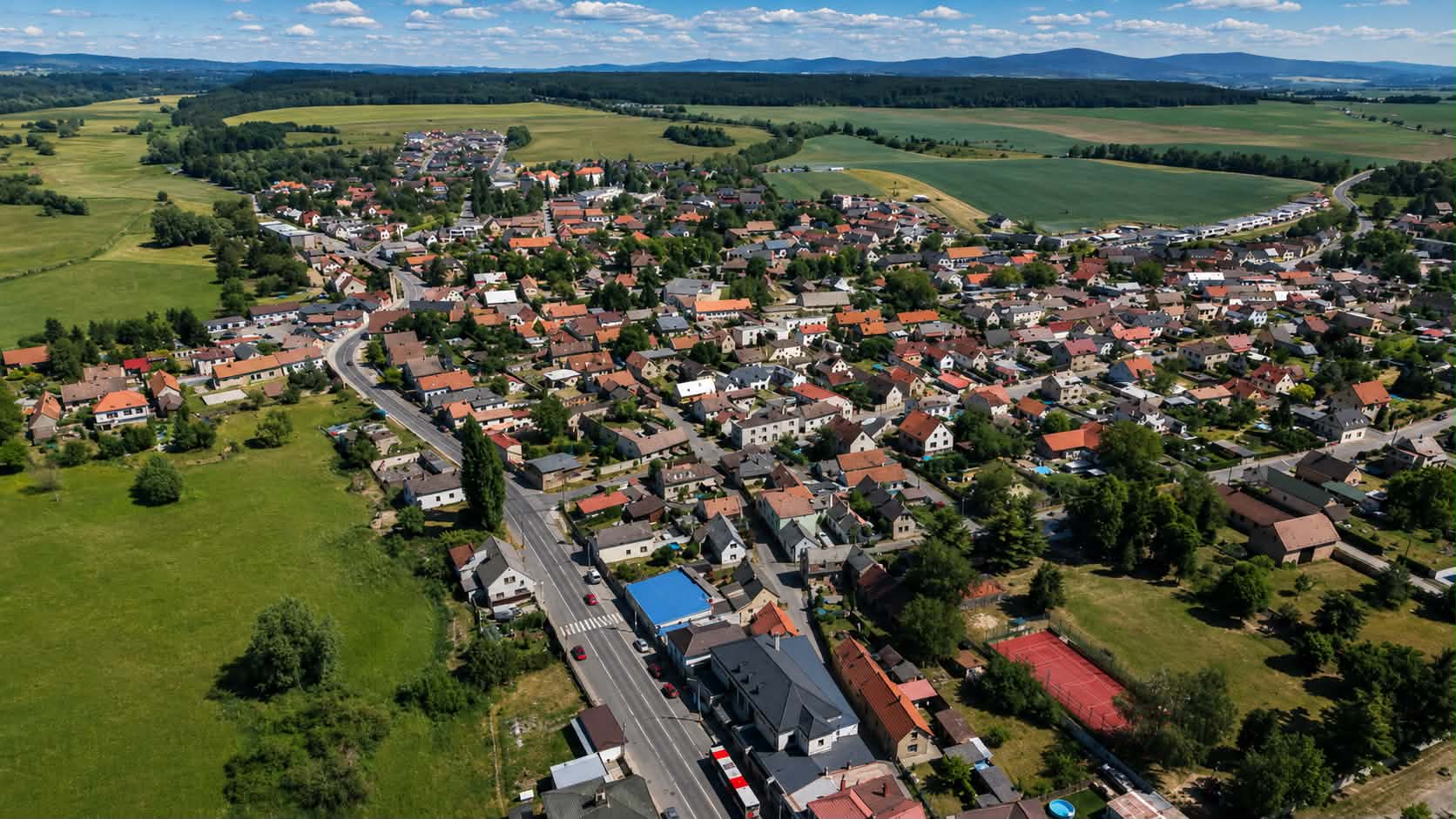 Letecký pohled na Brodce s kostelem a školou