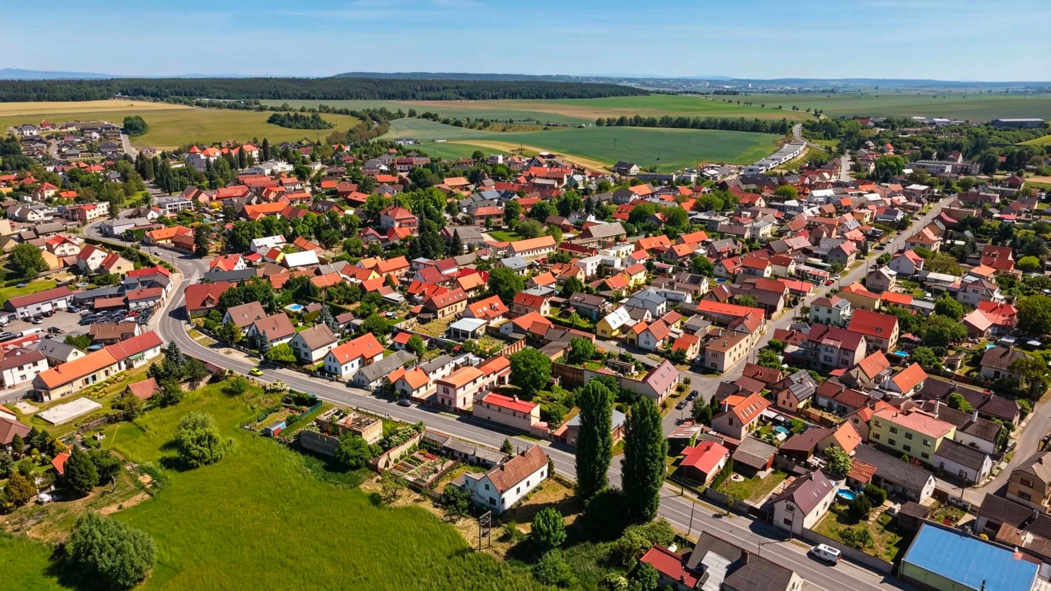 Letecký pohled na Brodce a okolní pole s kvetoucí řepkou